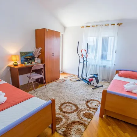 Spacious Overlooking Apartman *