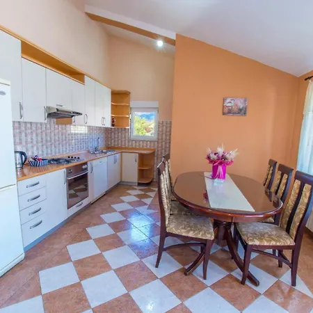 Apartman Spacious Overlooking *