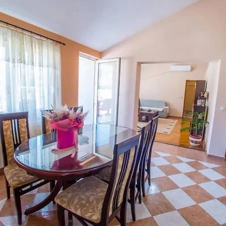 Apartman Spacious Overlooking *