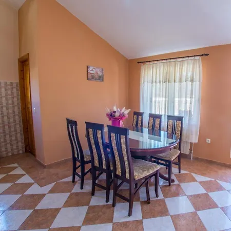 Apartman Spacious Overlooking *