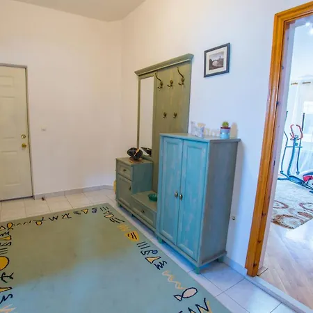 Spacious Overlooking Apartman