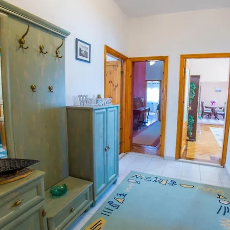 Spacious Overlooking Apartman