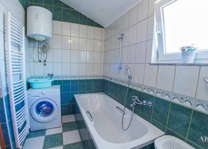 Spacious Overlooking Apartamento Mostar